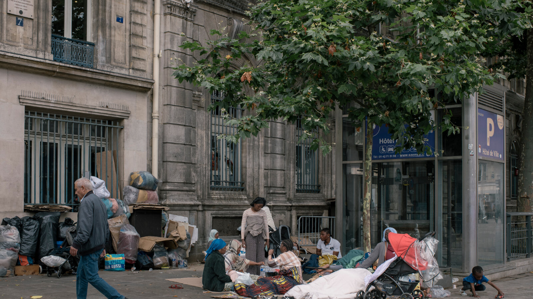 Migrantes sin hogar en la ciudad de Paris.