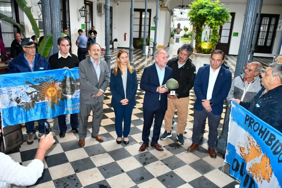 Un grupo de veteranos de Malvinas viajaron a las islas en una emotiva travesía