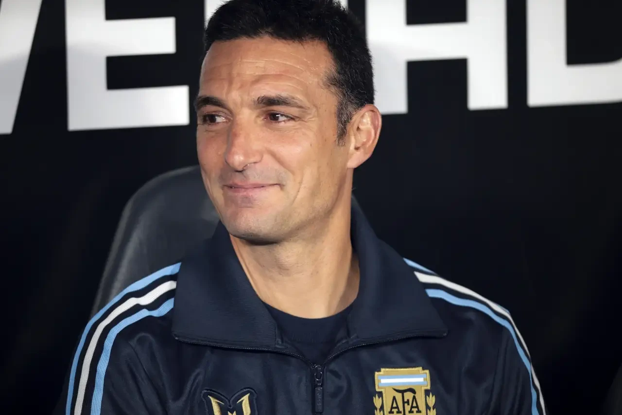 Lionel Scaloni se deshizo en elogios hacia Messi: "Ha sido el mejor en 20 años de carrera y todavía lo sigue siendo"