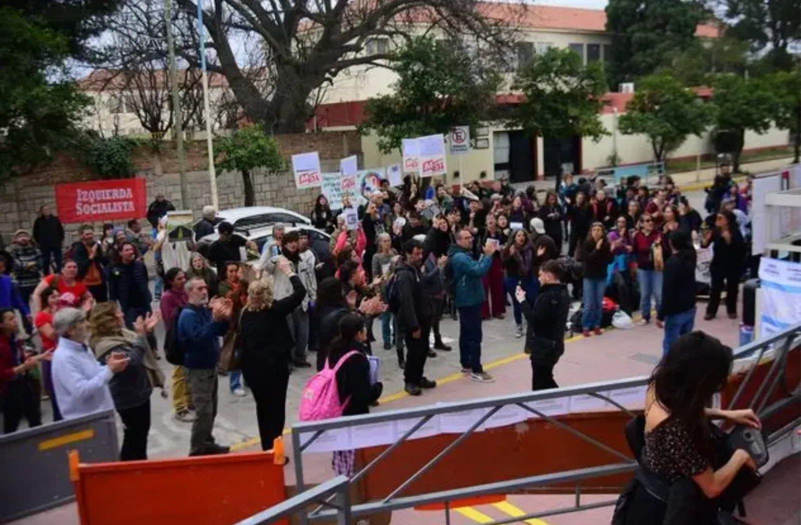Al finalizar la audiencia, González se retiró entre insultos y gritos