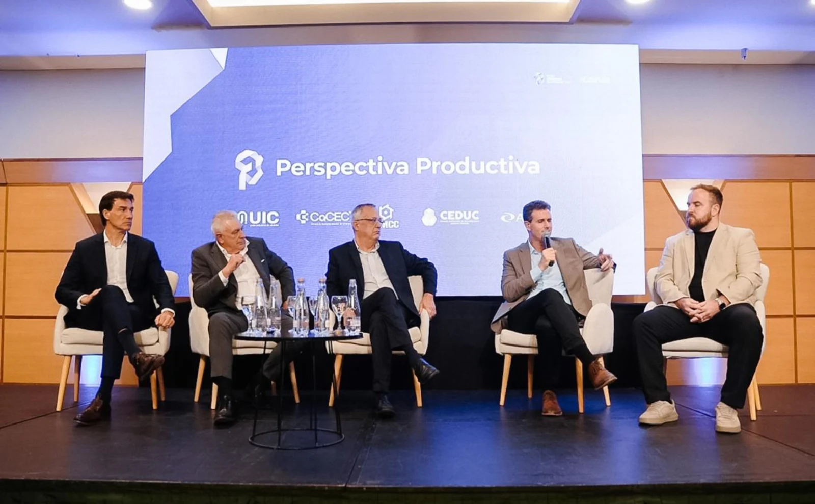 Jorge Andrés Yapur, de la Unión Industrial de Córdoba; Alejandro Piccioni, de la Cámara de Comercio Exterior de Córdoba; Gustavo del Boca, de la Cámara de Industriales Metalúrgicos; Martín Teicher, de CEDUC; y Luciano Petraglia, de AERCA.