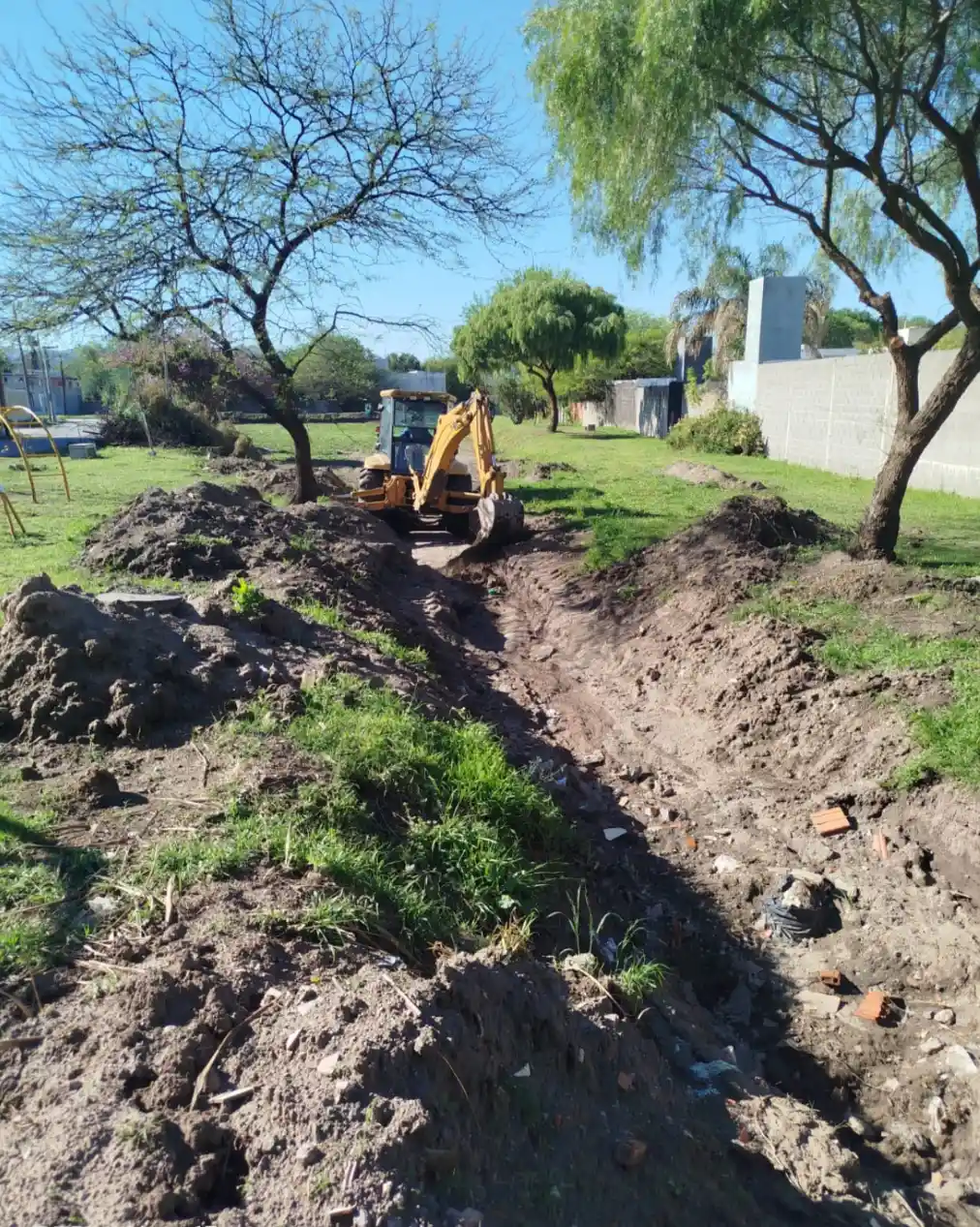 Lo hallado por los equipos municipales refleja en qué condiciones llegó la ciudad: basura acumulada durante años y una falta de mantenimiento a lo largo de las gestiones peronistas que gobernaron La Calera.