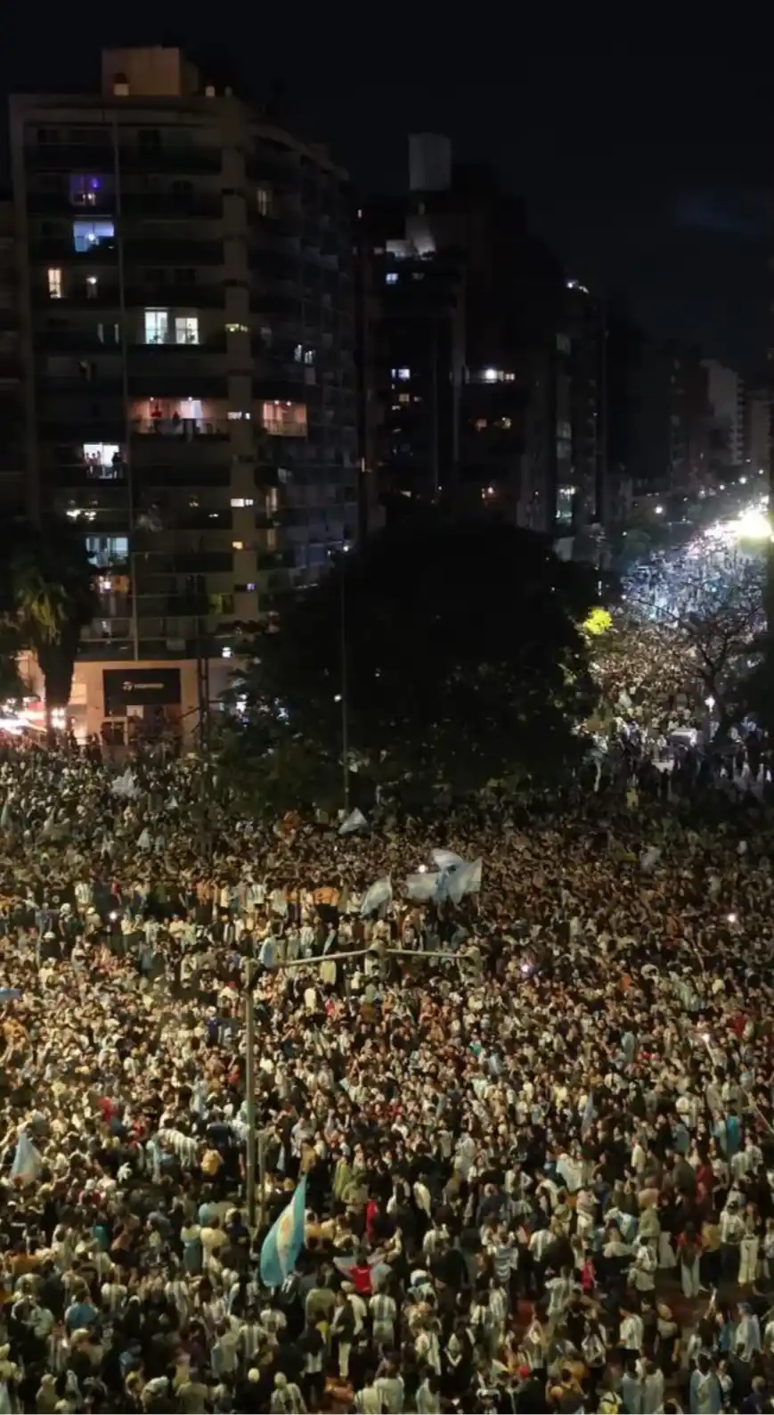 Los festejos por el pase a la final de la Argentina colmaron el Patio Olmos