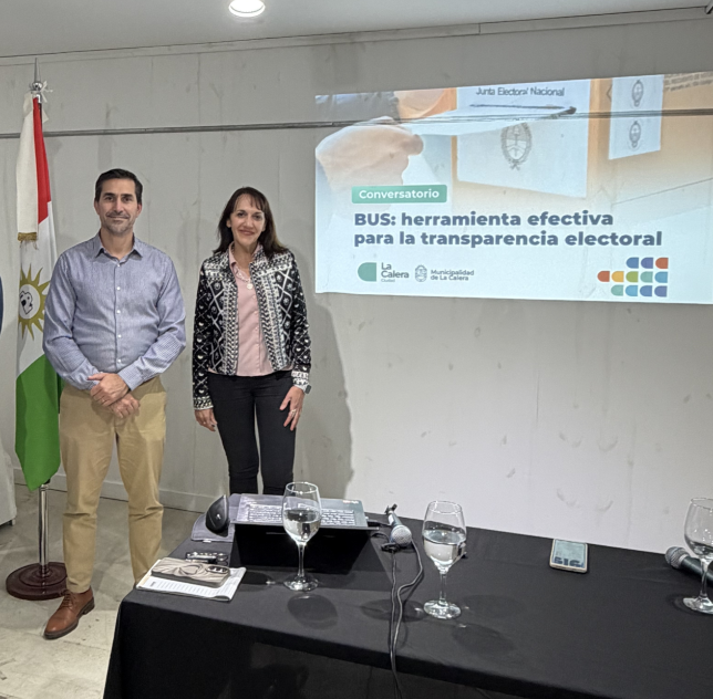 El intendente Fernando Rambaldi junto a la disertante Carolina Granja.