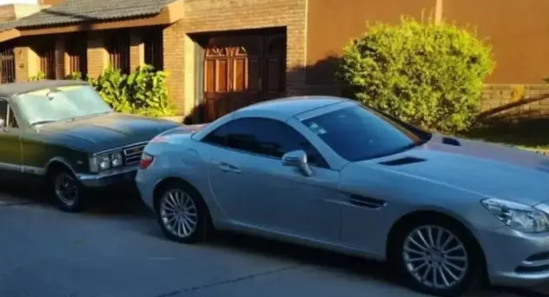 El domicilio allanado de Jayo donde se encontraron varios vehículos, entre ellos el Mercedes Benz convertible.