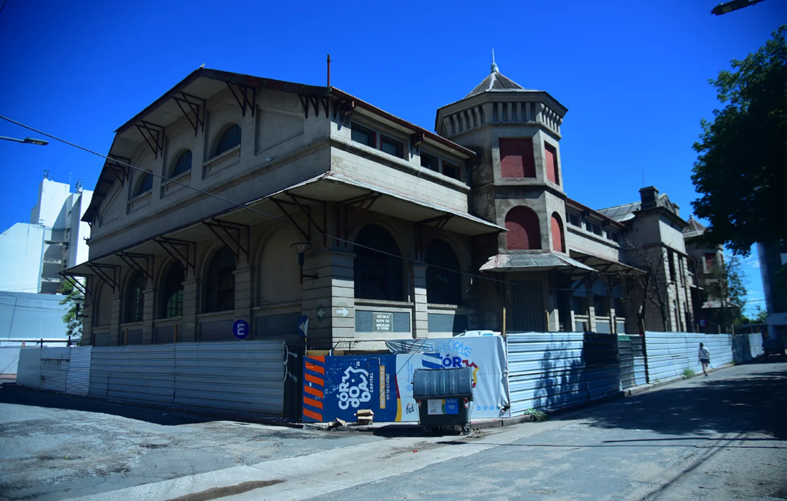 El antiguo edificio abandonado por la Municipalidad de Córdoba donde funcionaba el Registro Civil hasta 2020, cuando fue reconvertido a centro de vacunación.