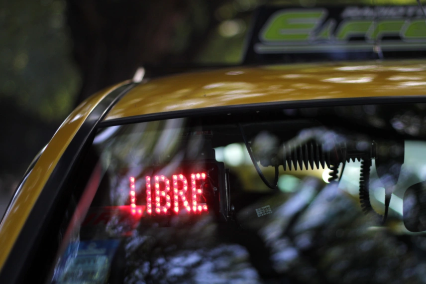 Taxis aumentan 25% en Córdoba y la bajada de bandera nocturna superará los $ 2.300