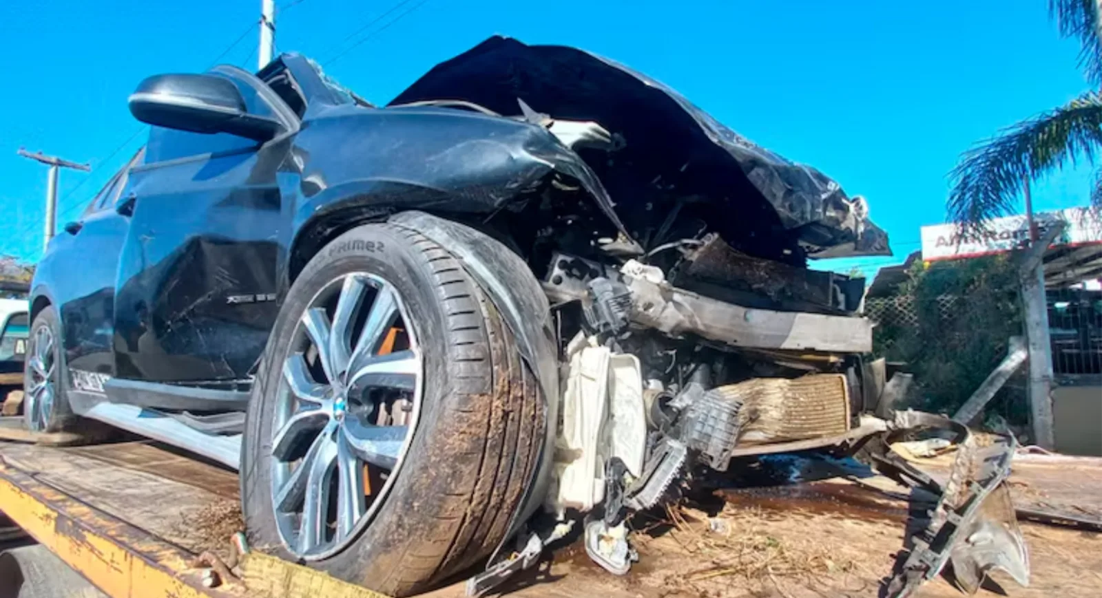 This is how the BMW in which Oscar González was driving ended up