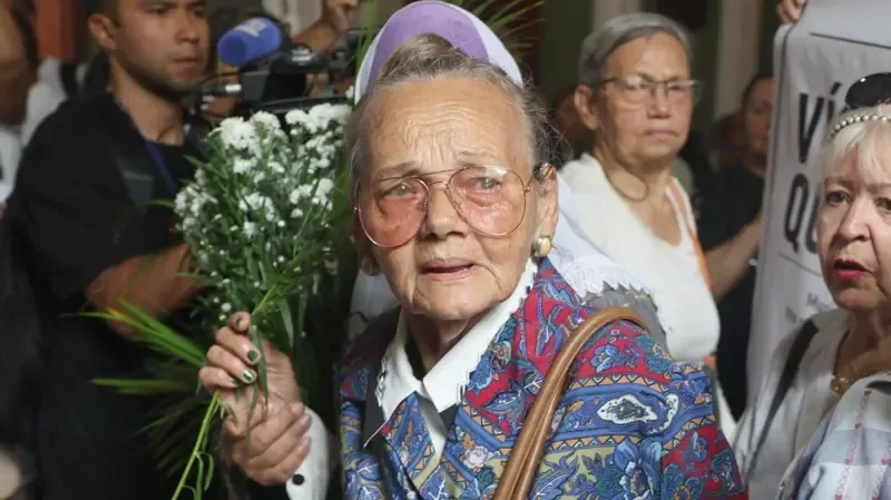 Carmén Navas, en una misa en memoria de su hijo pocos días antes de fallecer.