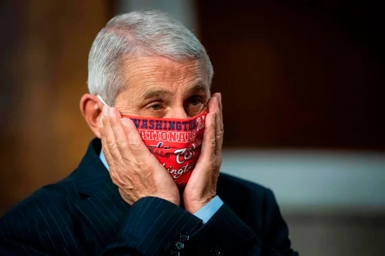 Fauci contra las cuerdas. 