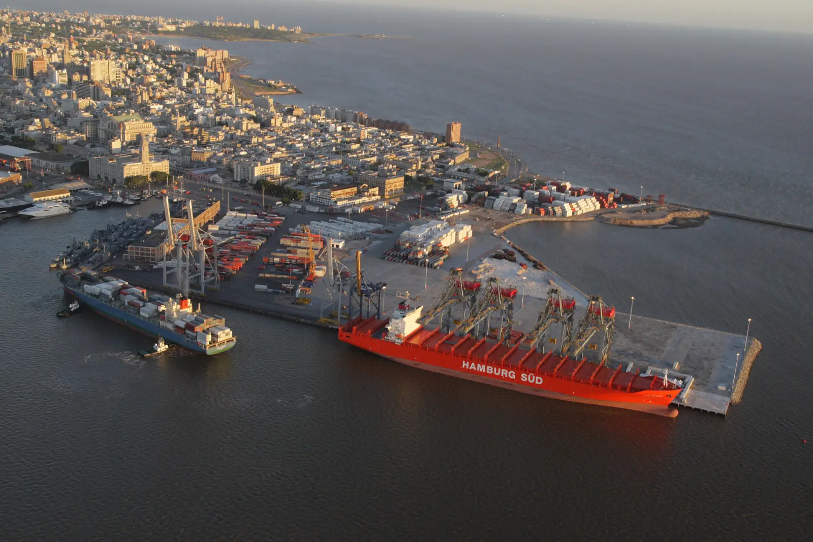 The port of Montevideo empties as the government "negotiates" with the unions