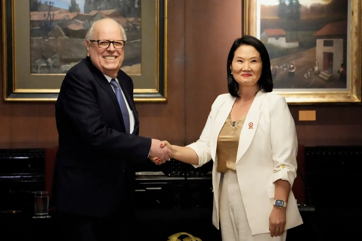 Julio Velarde junto a Keiko Fujimore.