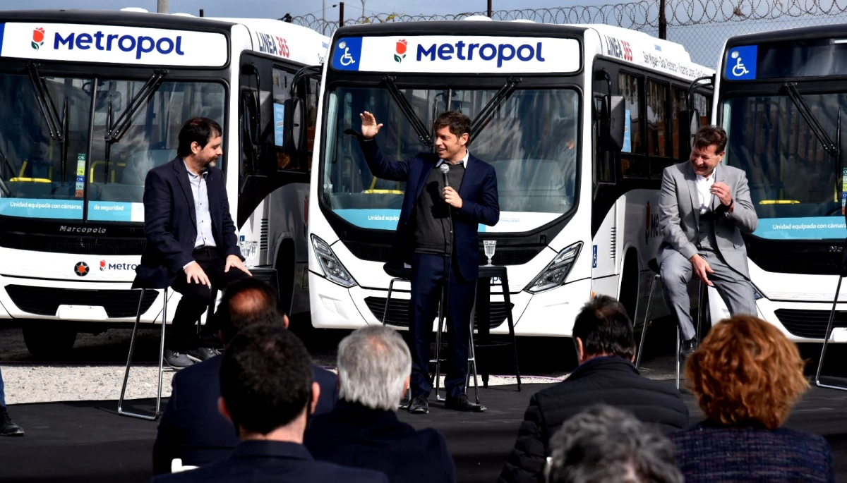 El gobernador Axel Kicillof aumenta los gastos en paua mientras desfinancia la asistencia social.