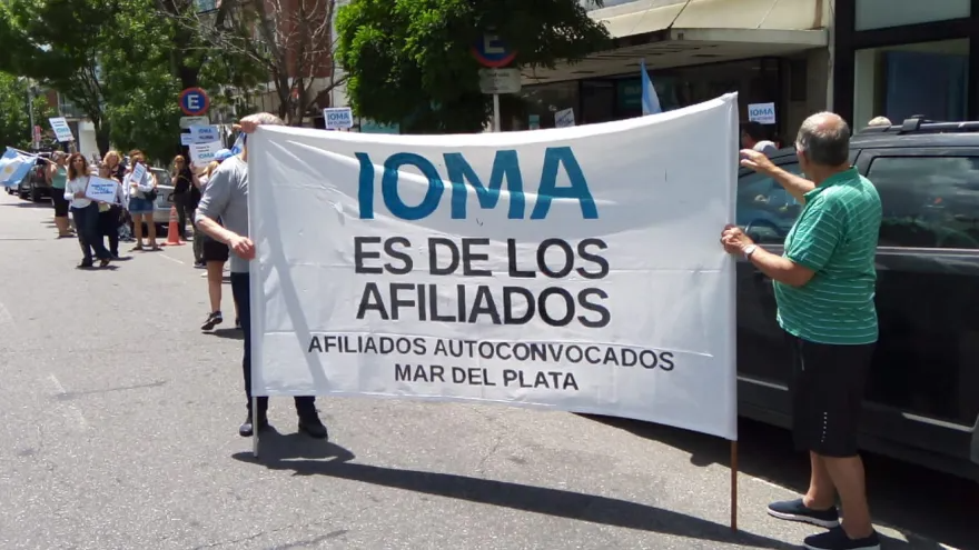 Protesta afiliados de IOMA.