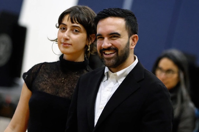 Mamdani junto a su esposa.