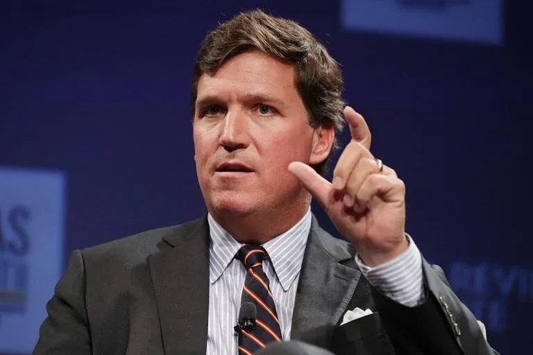 El operador Tucker Carlson