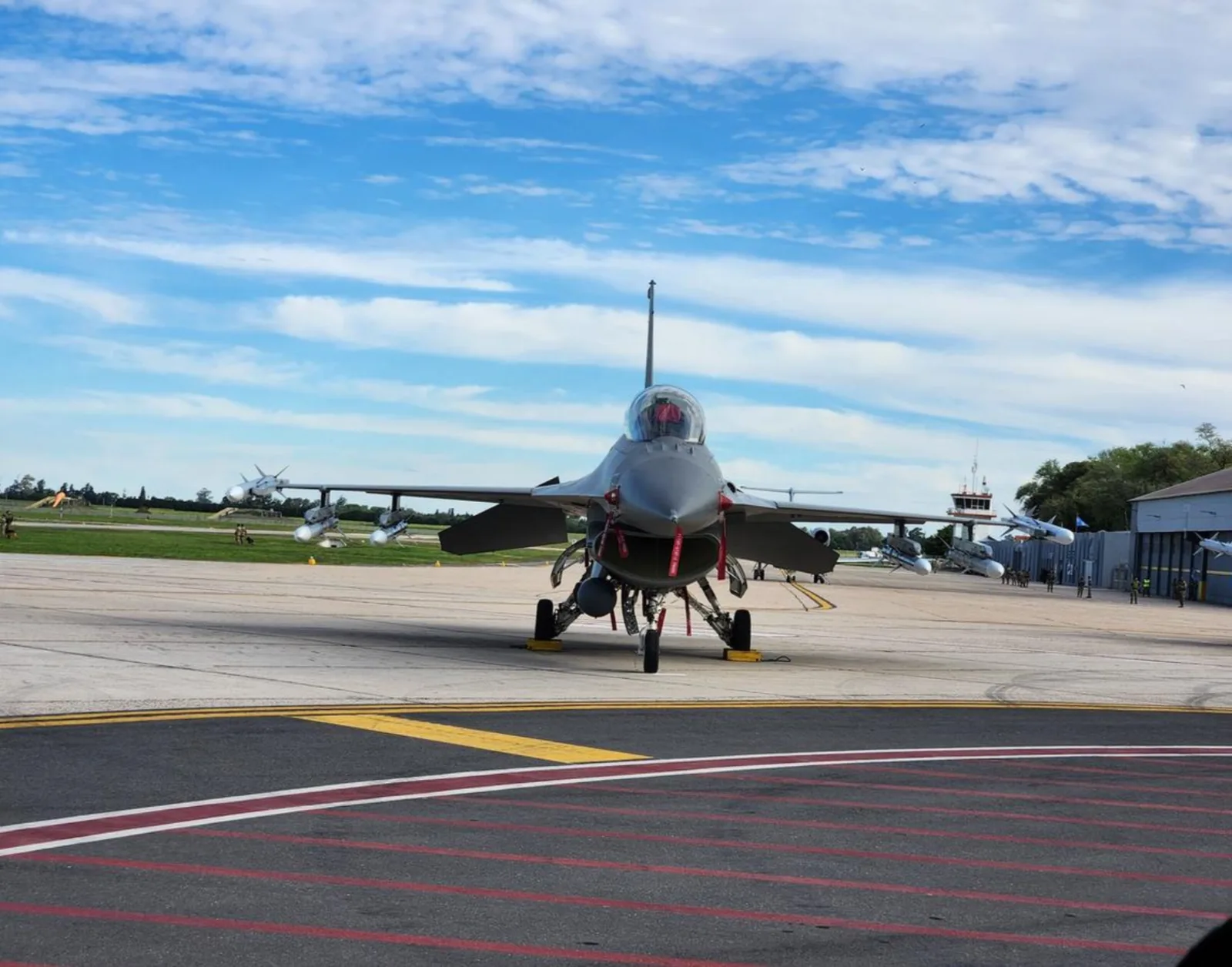 La incorporación de los seis aviones representa un nuevo avance en el cronograma de recepción de los 24 F-16 adquiridos a Dinamarca, que forma parte del plan del Gobierno de Javier Milei