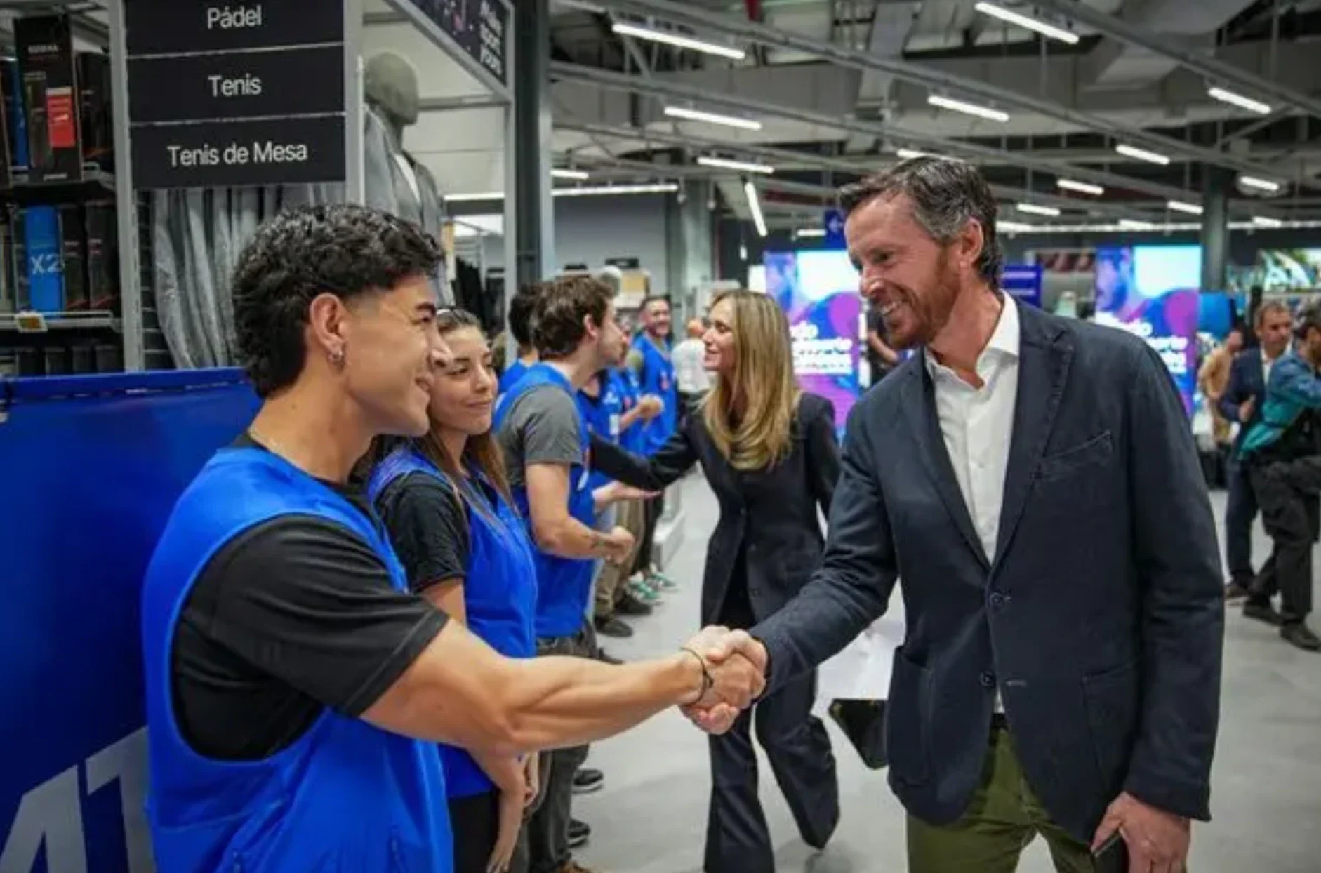 Pedro Aguirre Saravia y Sabine Mulliez junto al equipo de Decathlon Córdoba