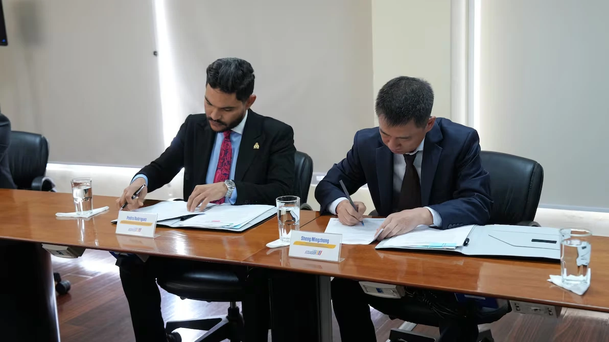 Manager of Coca Codo Sinclair, Sheng Mingzhong, and Pedro Luis Rodríguez, Deputy Manager of Celec