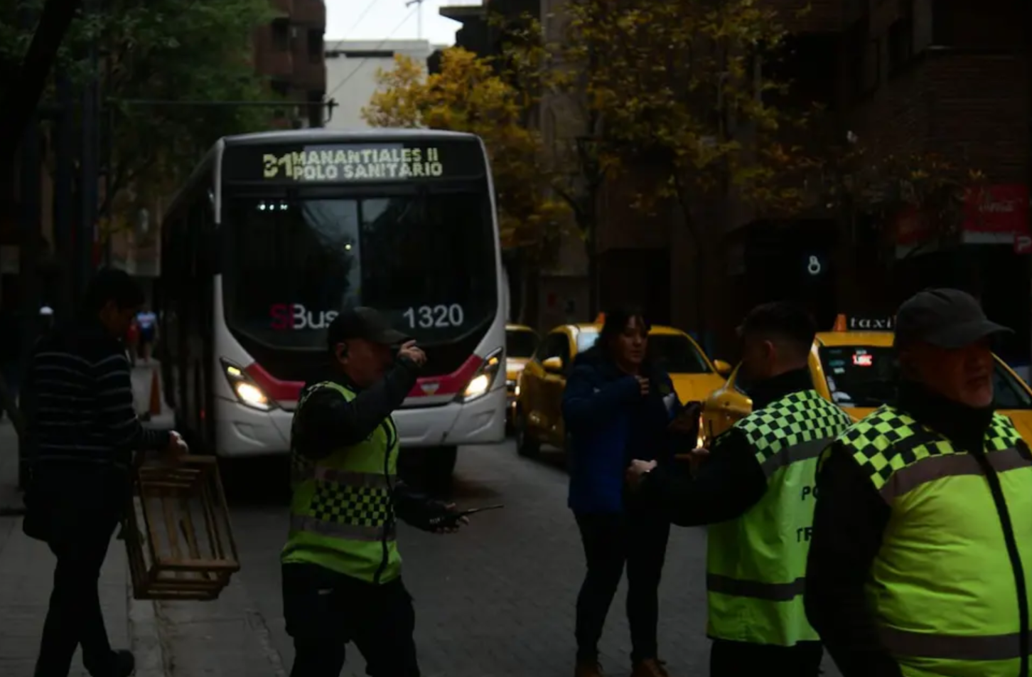 El grave siniestro ocurrió este jueves pasadas las 8 en la calle Belgrano 449 mientras la víctima descendía de la unidad 1320 perteneciente a SiBus.