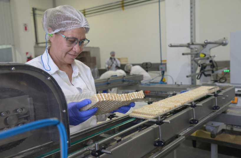 La empresa cuenta con 1.800 empleados y registró una facturación anual de $ 157.800 millones en el ejercicio 2024 con un 10% de ventas al exterior.