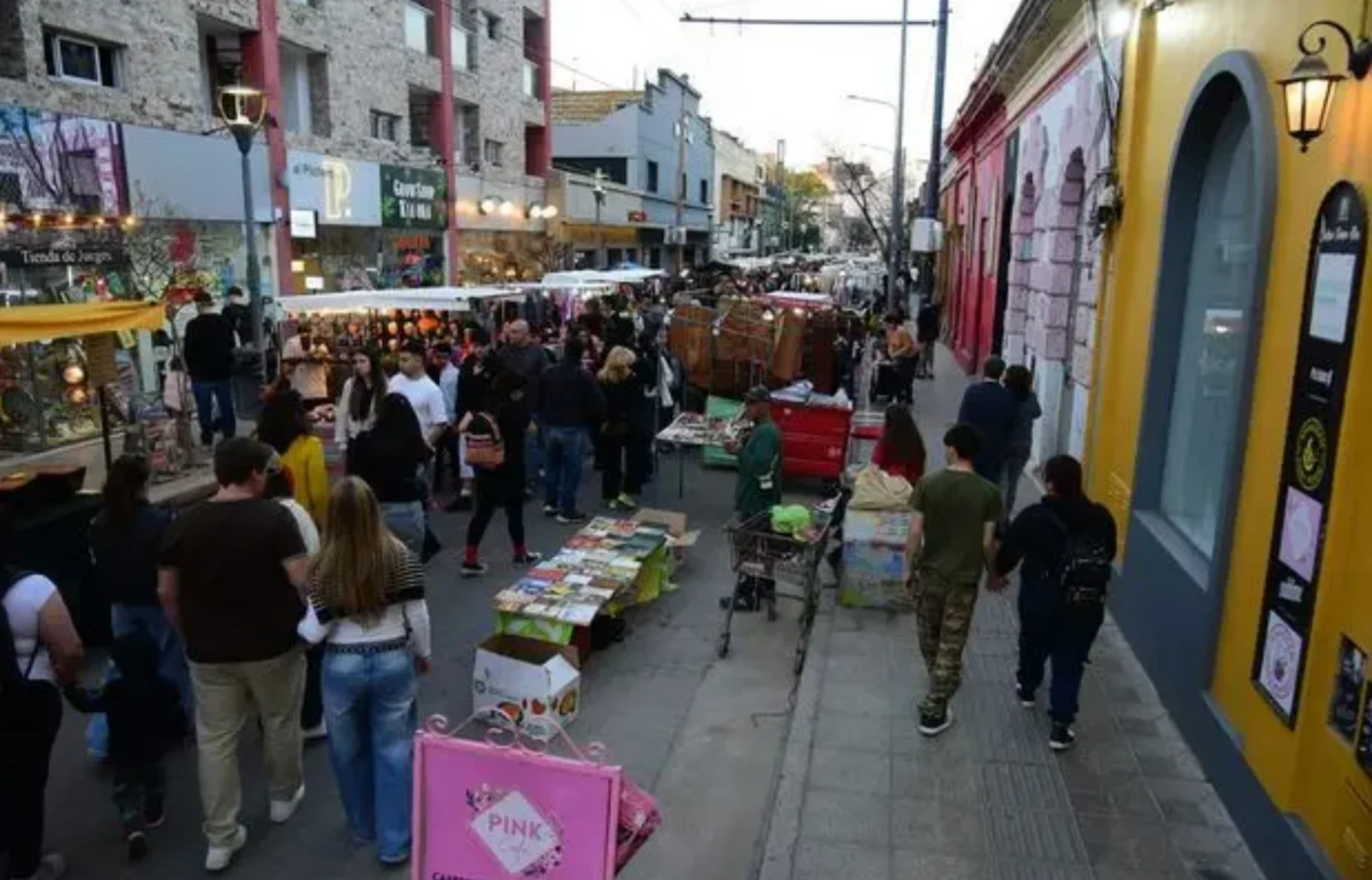 El inicio de las obras para construir una supermanzana en barrio Güemes obligó a trasladar a los feriantes del Paseo de las Artes, La Cañada y Laprida a calle Belgrano