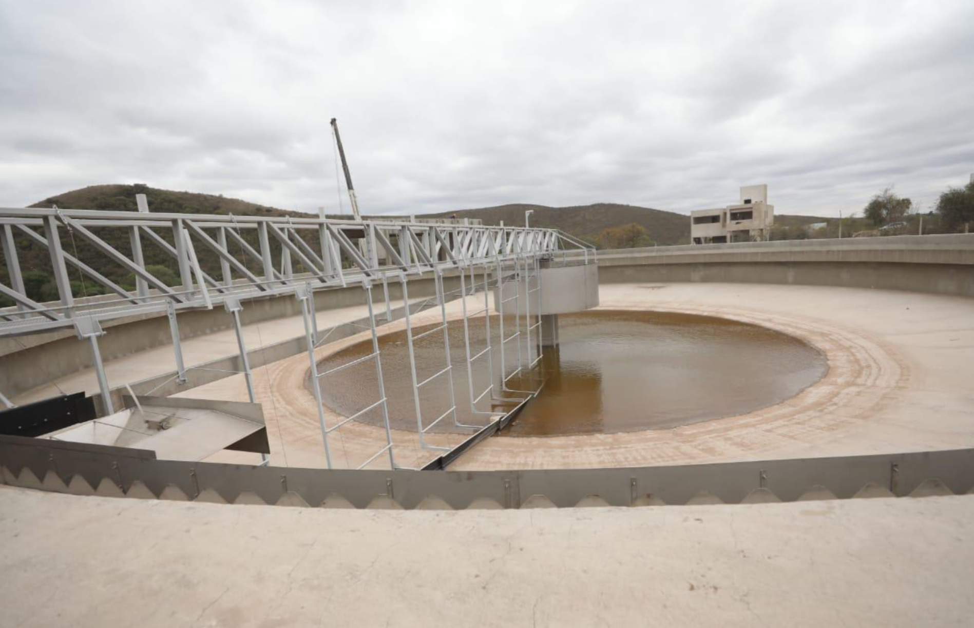 La situación de la empresa Colón Punilla S.A. resulta alarmante al analizar sus pasivos acumulados con otros proveedores de servicios públicos provinciales.