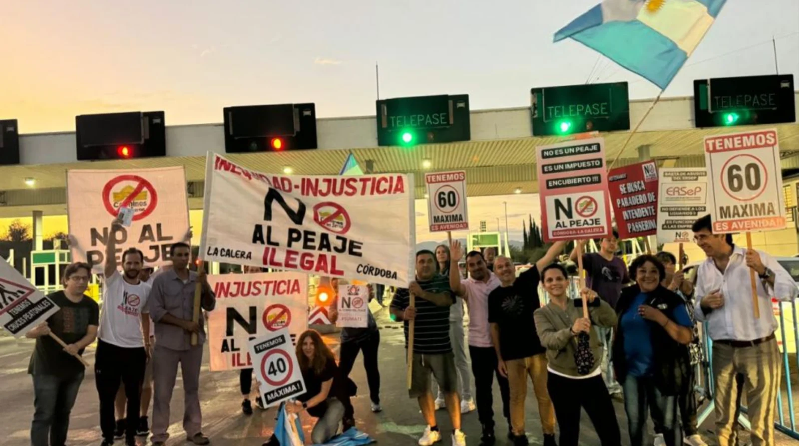 Este viernes 11 de septiembre, desde las 18, la Mesa Operativa No al Peaje convocó a una jornada en las casillas de peaje para reunir firmas y presentar un reclamo administrativo colectivo