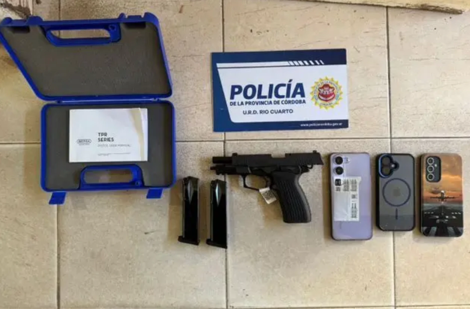 Algunos de los elementos secuestrados por la Policia de Córdoba luego de operativos en Río Cuarto.