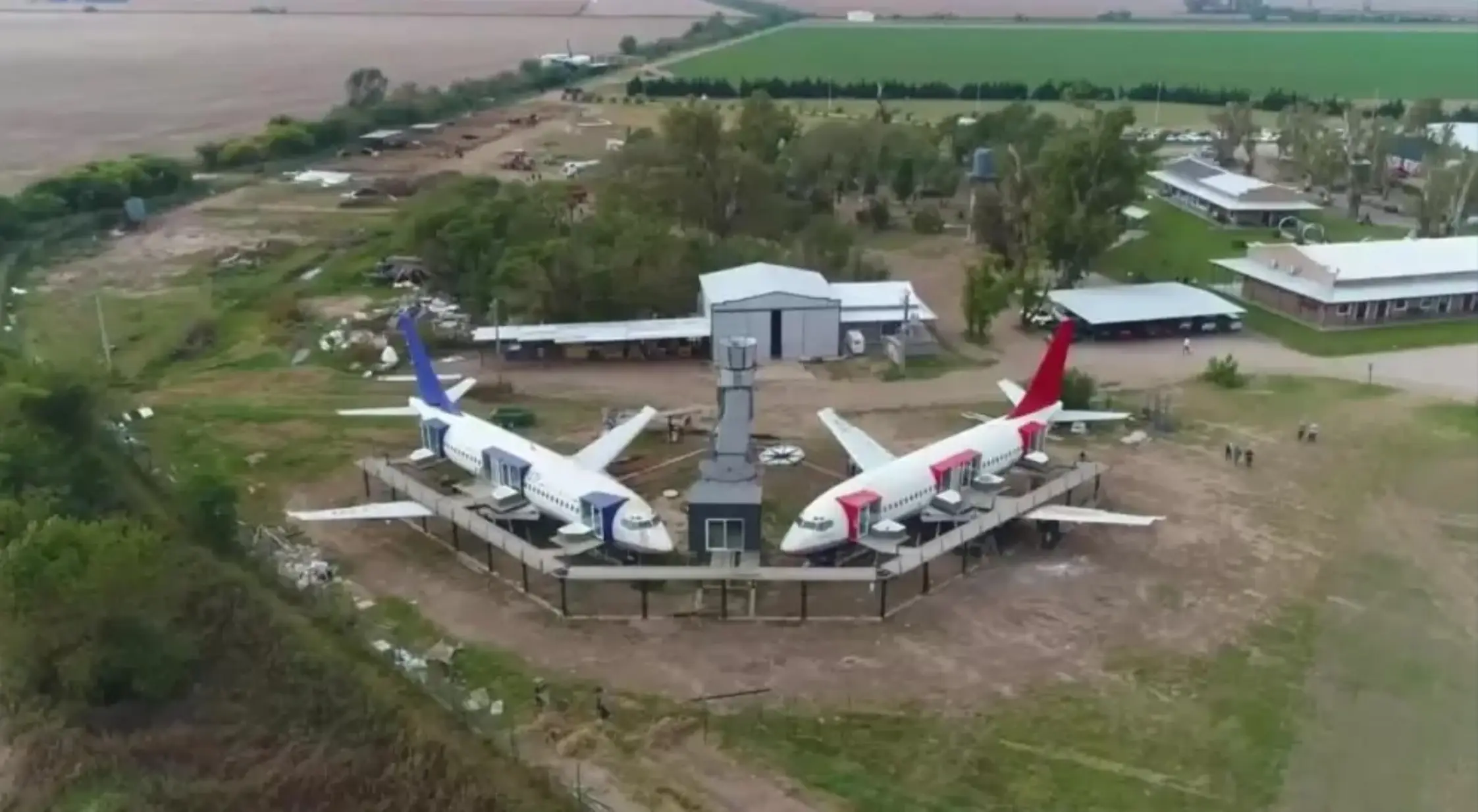 Imagen aérea del Hotel avión Air Damasco, ubicado en Oncativo, Córdoba.