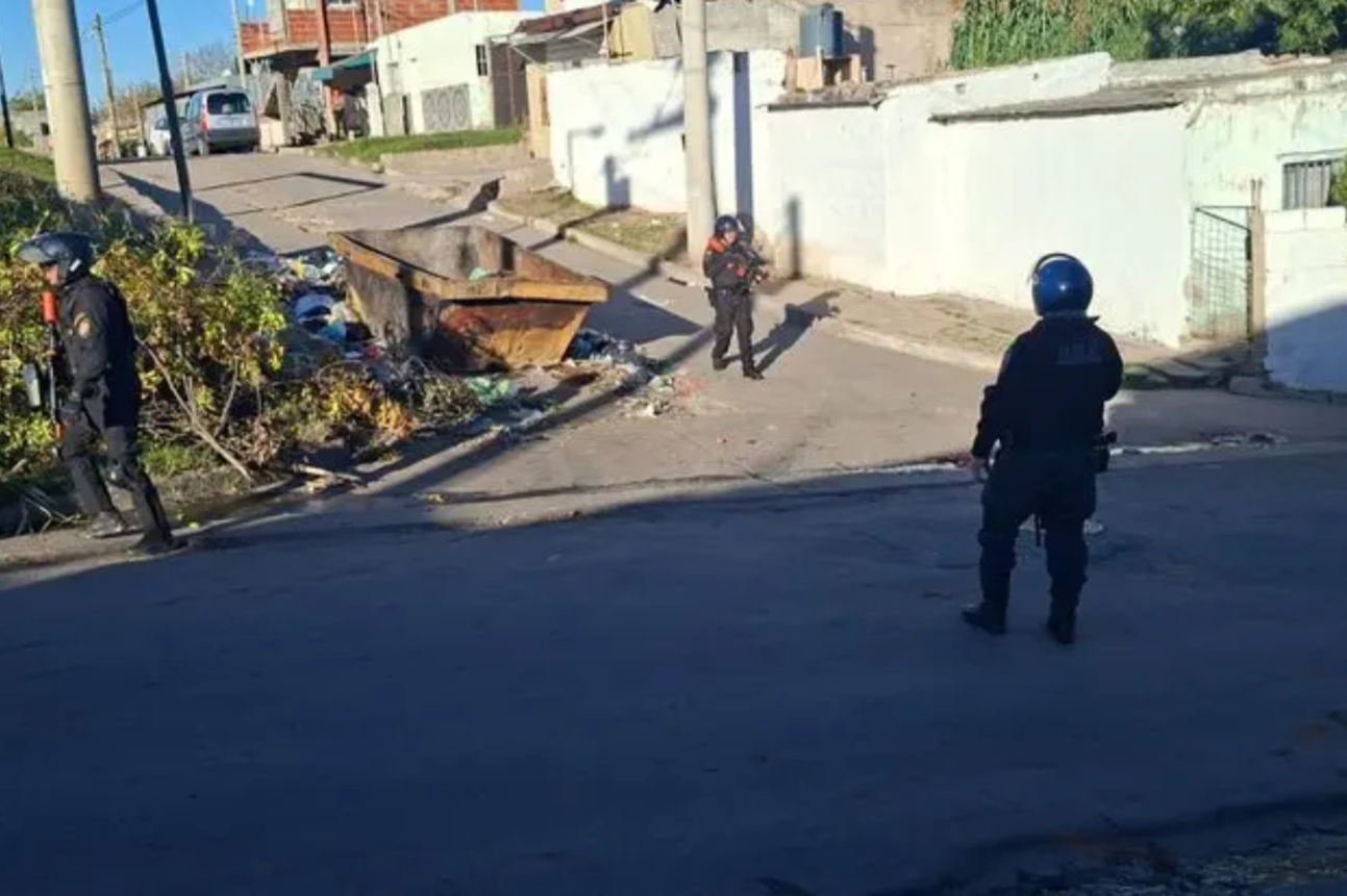 Caos en Bajo Pueyrredón: balean a un policía en una protesta por la muerte de un delincuente