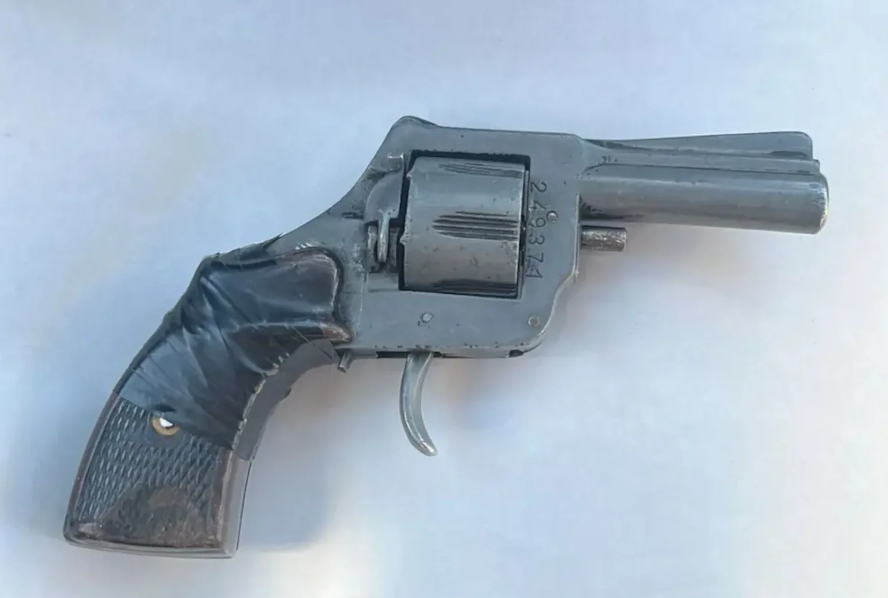 La Policia de Córdoba secuestró un revólver calibre 22 corto cargado con un cartucho en recámara que estaba en poder de un menor de 14 años.
