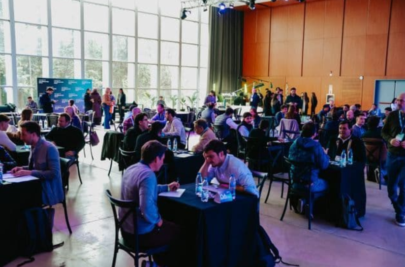  Empresarios destacados y figuras del deporte compartieron estrategias de negocios para inspirar a adolescentes que cursan su último año de secundaria.