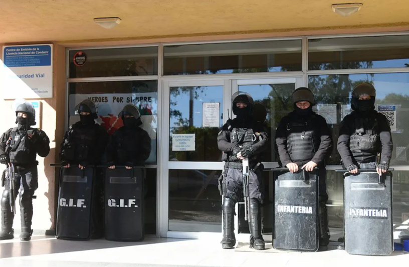 La justicia de Córdoba ordenó la detención de un empleado municipal tras una investigación por la venta ilegal de licencias de conducir nacionales.