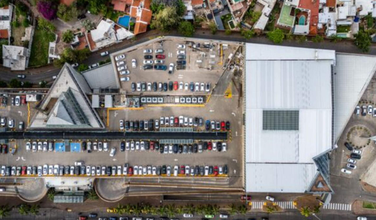 Nuevocentro Shopping anunció un plan de ampliación de US$ 15 millones para sumar superficie donde hoy funciona el estacionamiento del establecimiento, y donde en principio se instalaría Decathlon.