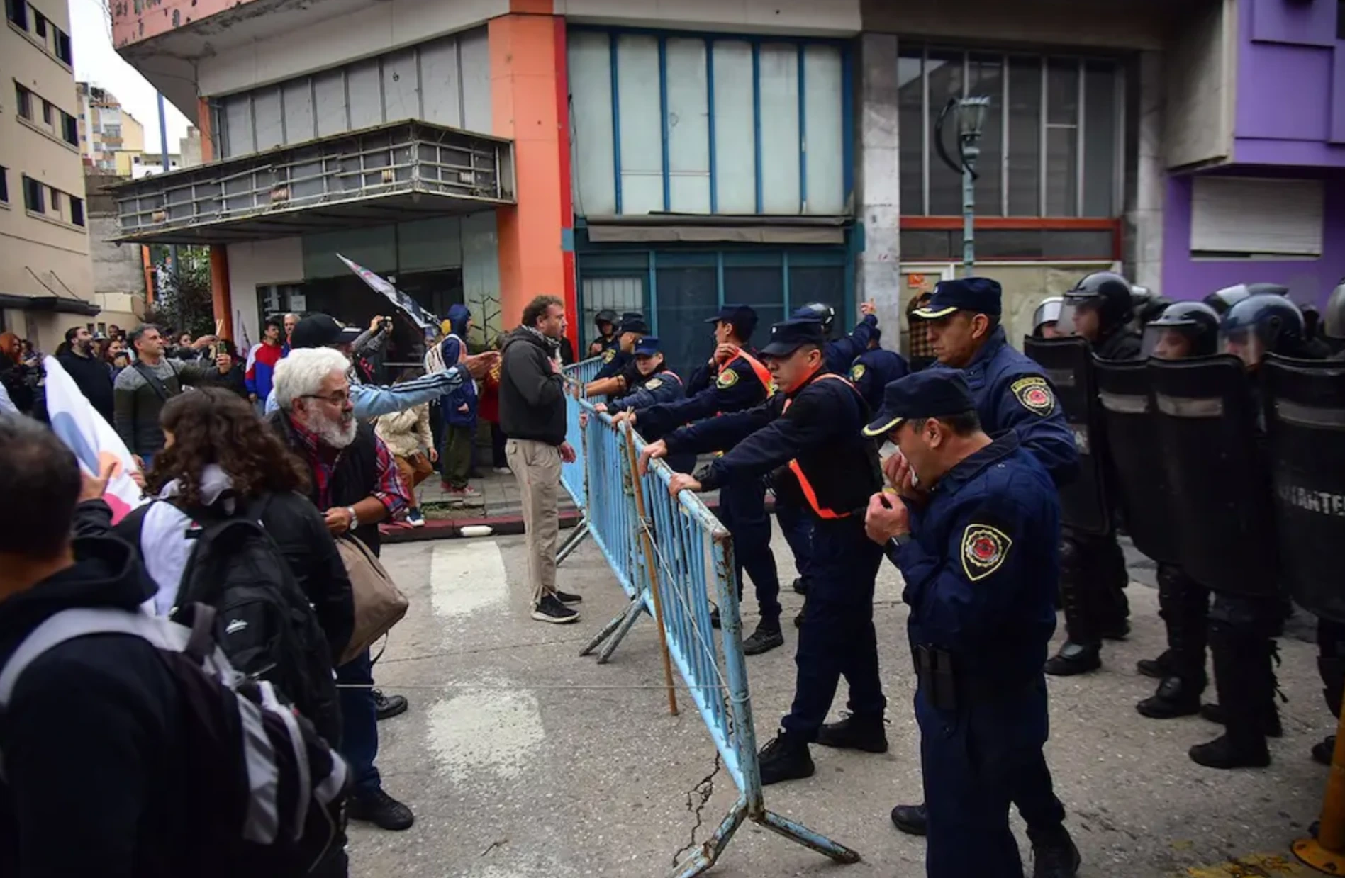 La votación se desarrolló bajo un clima de fractura interna que derivó en enfrentamientos directos en la vía pública.