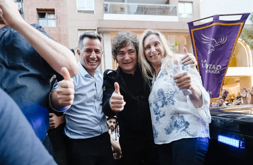 El Presidente Javier Milei junto Karina Milei y al Diputado Nacional Gabriel Bornoroni. 