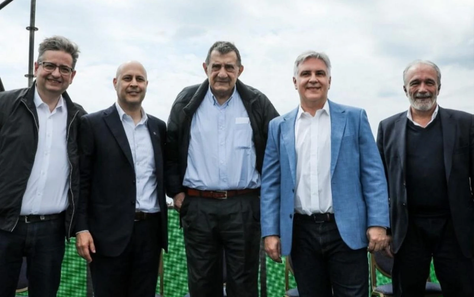 Del acto de inauguración participaron el titular del Grupo Dinosaurio, Euclides Bugliotti, y el gobernador de Córdoba, Martín Llaryora, junto a otras autoridades provinciales.