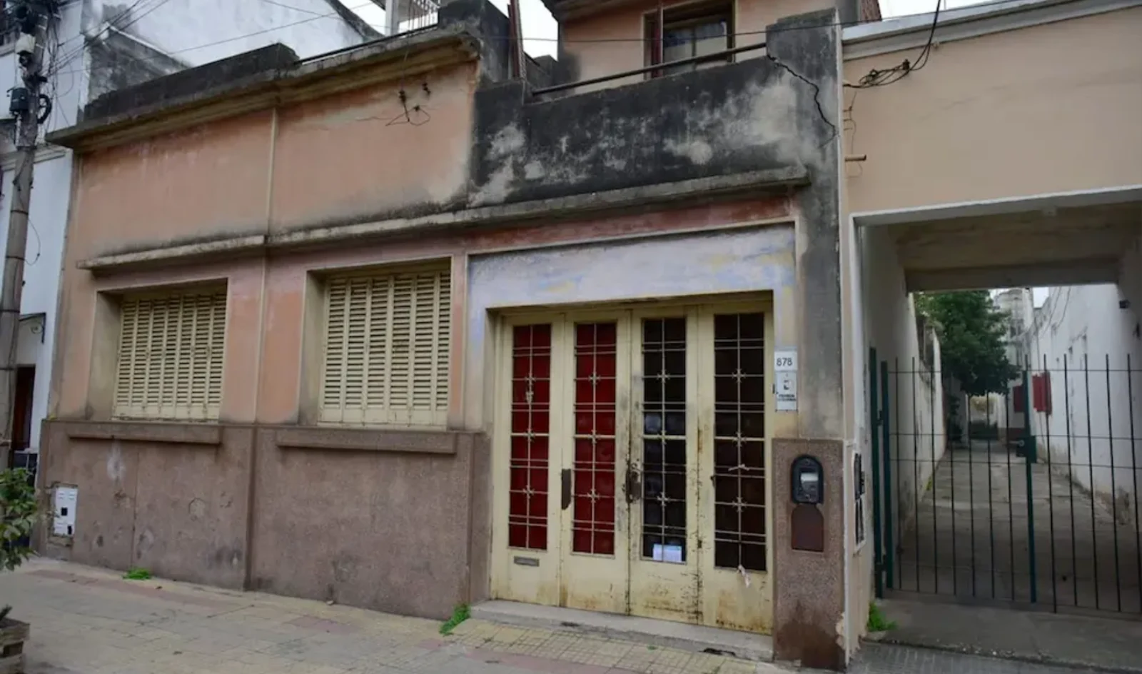 El domicilio, ubicado en Juan del Campillo 878, fue donde se vio por última vez con vida a Agostina Vega.