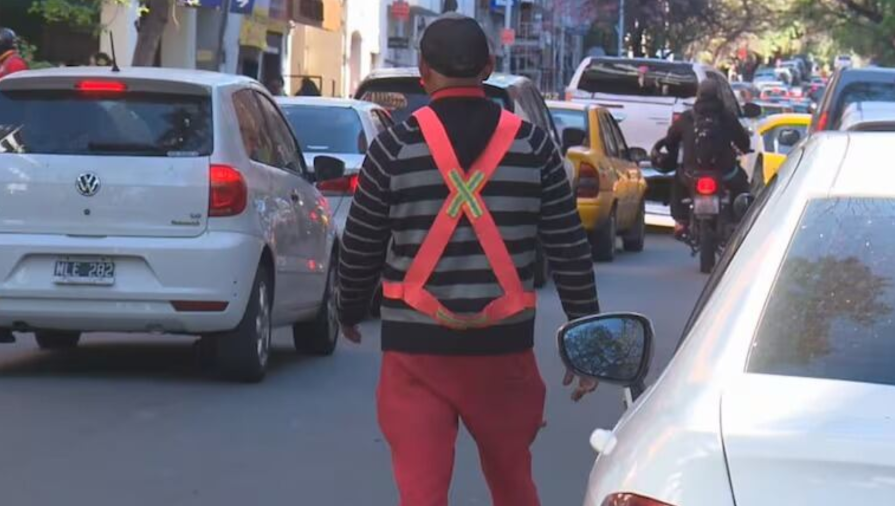 Passerini decidió otorgar el control del espacio público a grupos informales de naranjitas que han sido denunciado múltiples veces por amenazas y extorsión en la vía pública.