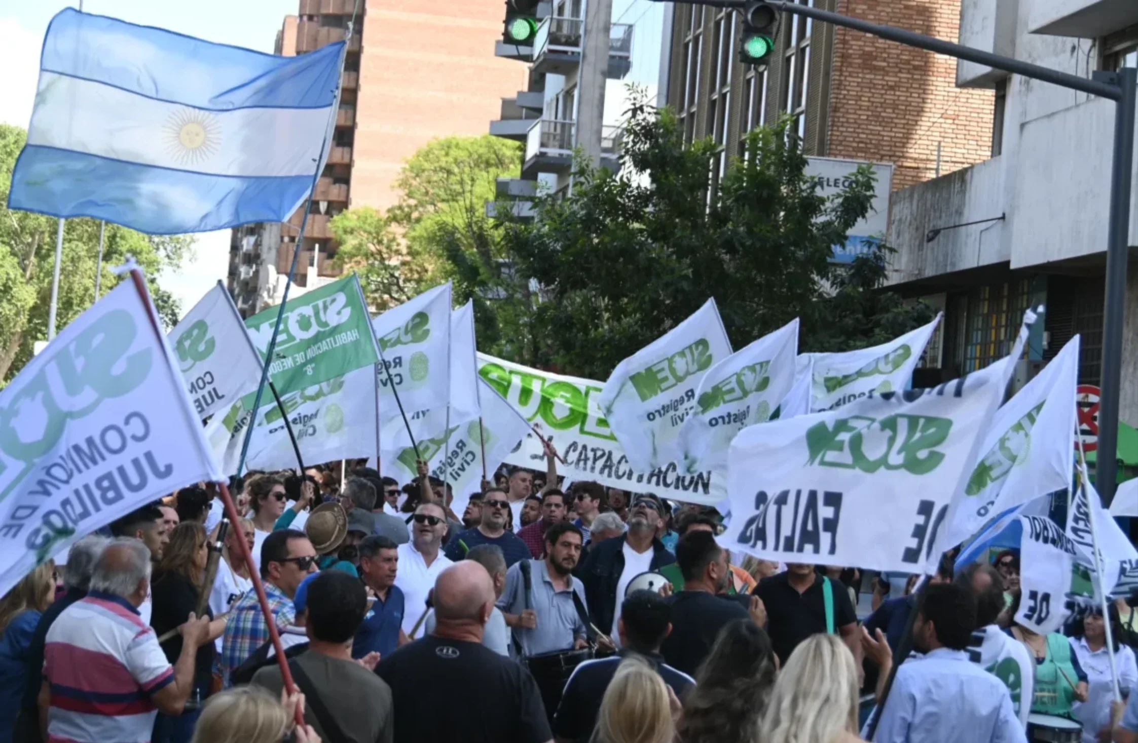 El SUOEM inició un esquema de retención de servicios en todas las áreas operativas de la capital para presionar por el cobro de haberes atrasados.
