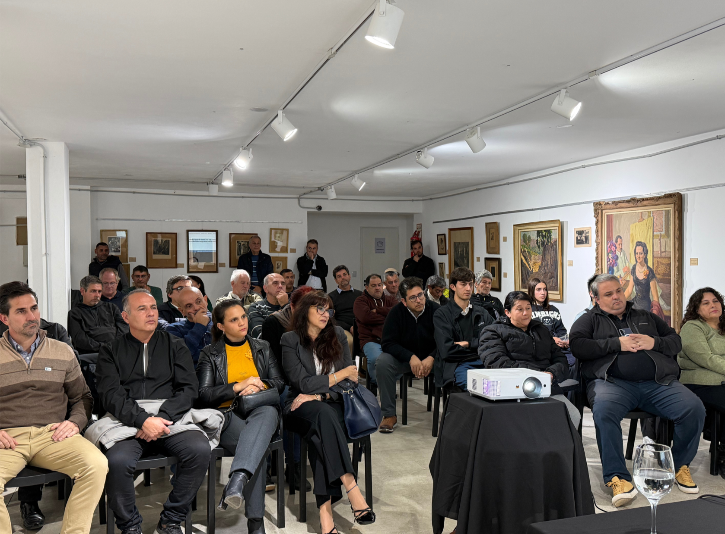 Rambaldi presentó la iniciativa durante un conversatorio con la participación de académicos de la Universidad Nacional y de la Católica.