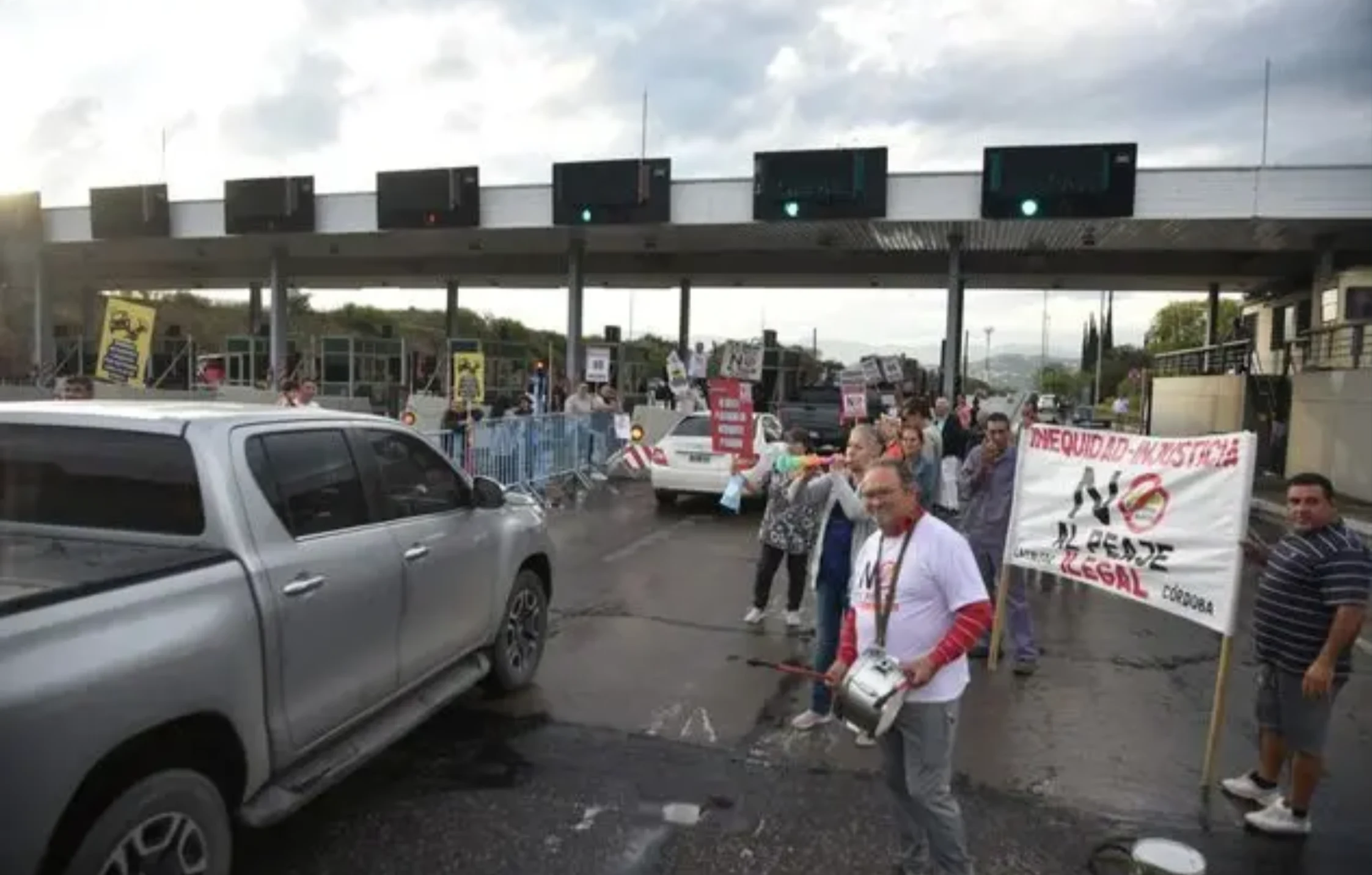 Los vecinos de La Calera volvieron a manifestarse este viernes 24 de julio contra el peaje de la Av. Ejército Argentino.