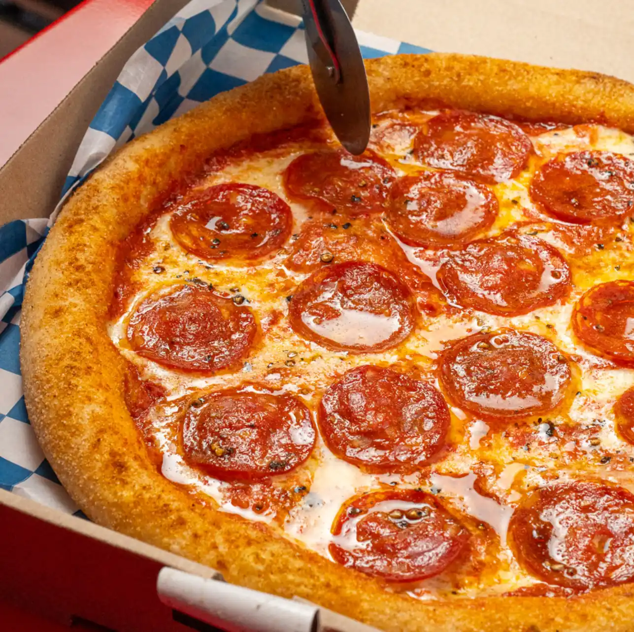 La competencia se define con una cata a ciegas: el jurado prueba cada pizza sin saber de qué local proviene.