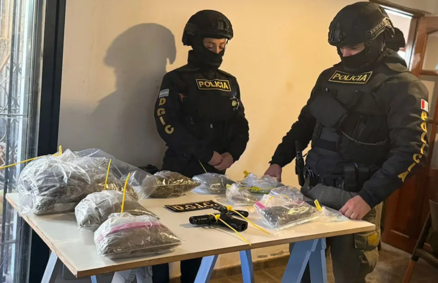 El operativo policial en barrio Marqués reveló que el agente municipal ocultaba en su domicilio particular un centro de venta minorista de estupefacientes.