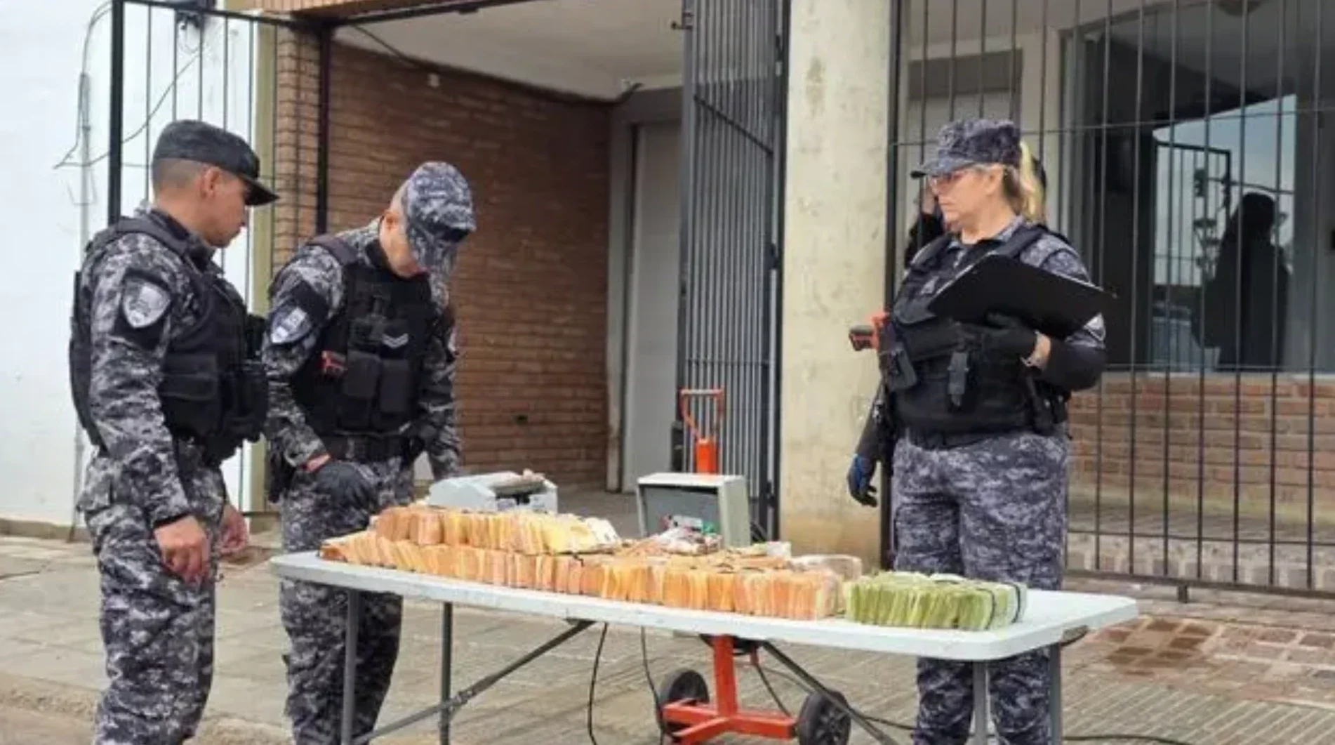 En operativos de control, se logró el secuestro de más de $110 millones en efectivo que dos naranjitas intentaron ocultar en Alberdi.