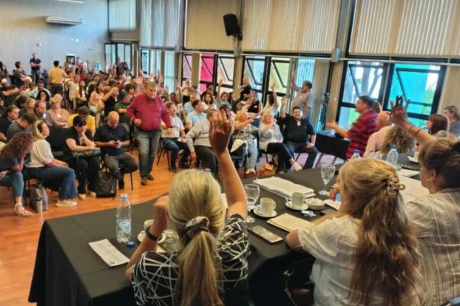 Acuerdo bajo presión: la UEPC aceptó la oferta oficial en medio de incidentes y fractura interna