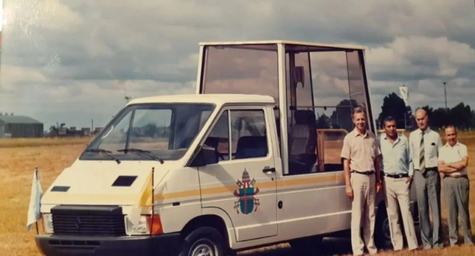 El vehículo será fabricado por Toyota, aunque no se descarta que la planta de Santa Isabel produzca una réplica del papamóvil que utilizó Juan Pablo II en su visita a Córdoba.