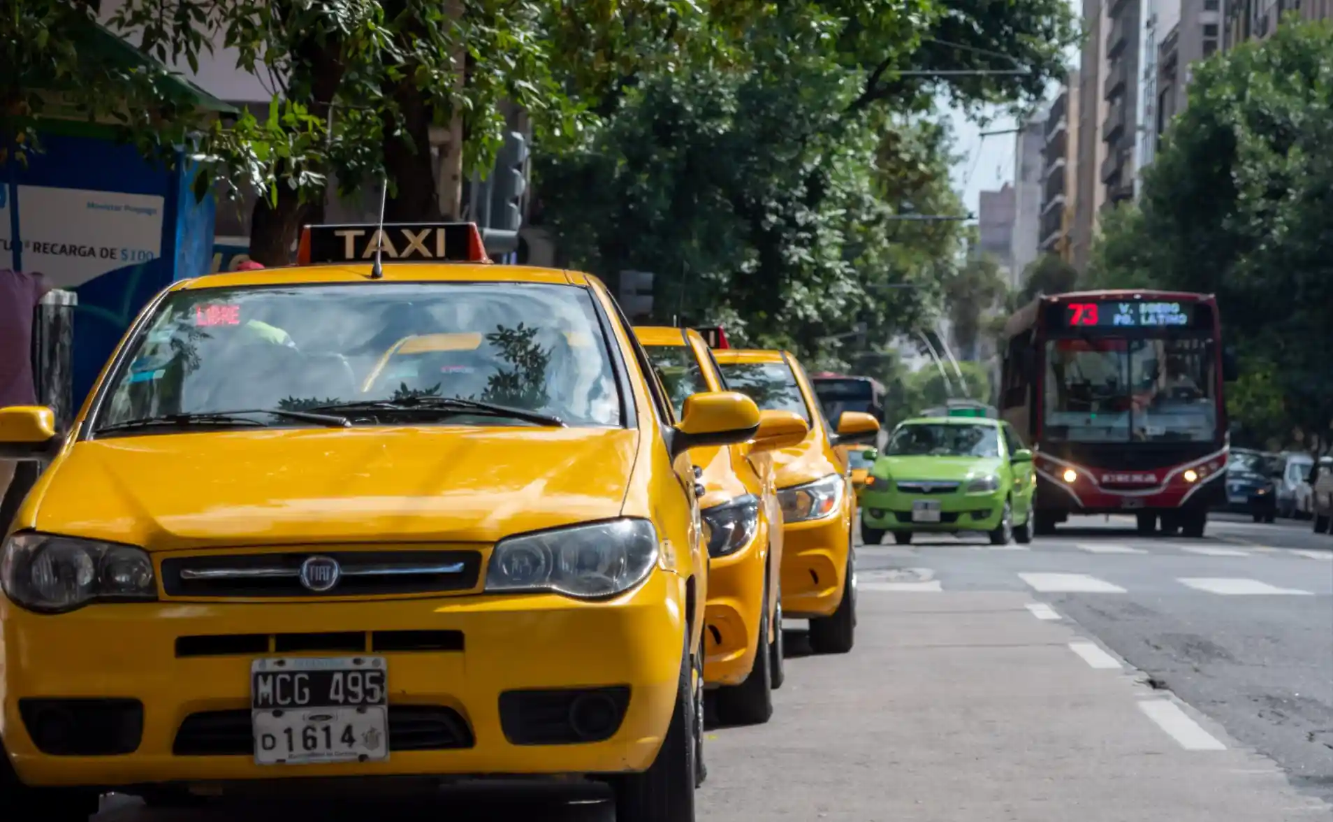 El cupo máximo de 4.500 chapas para taxis y otras tantas para remises, sin embargo, sigue vigente