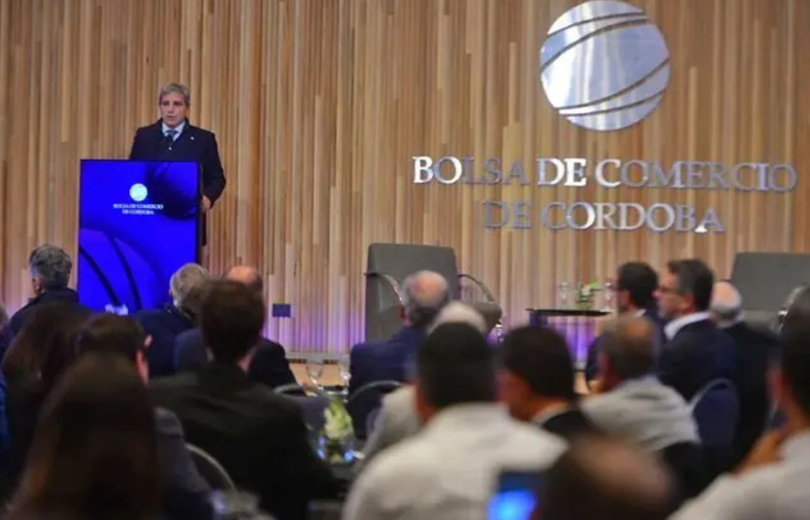 El ministro de Economía, Luis Caputo, disertó este miércoles en la Bolsa de Comercio de Córdoba, en el marco del Ciclo de Coyuntura